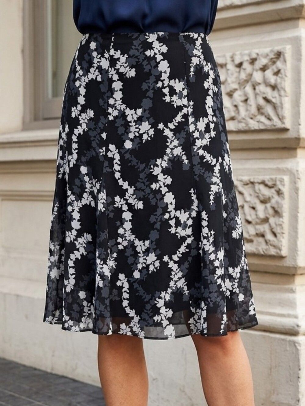 Cato Black & White Floral Trumpet Knee Skirt Size 10 🖤 Modest Work Wear Classic